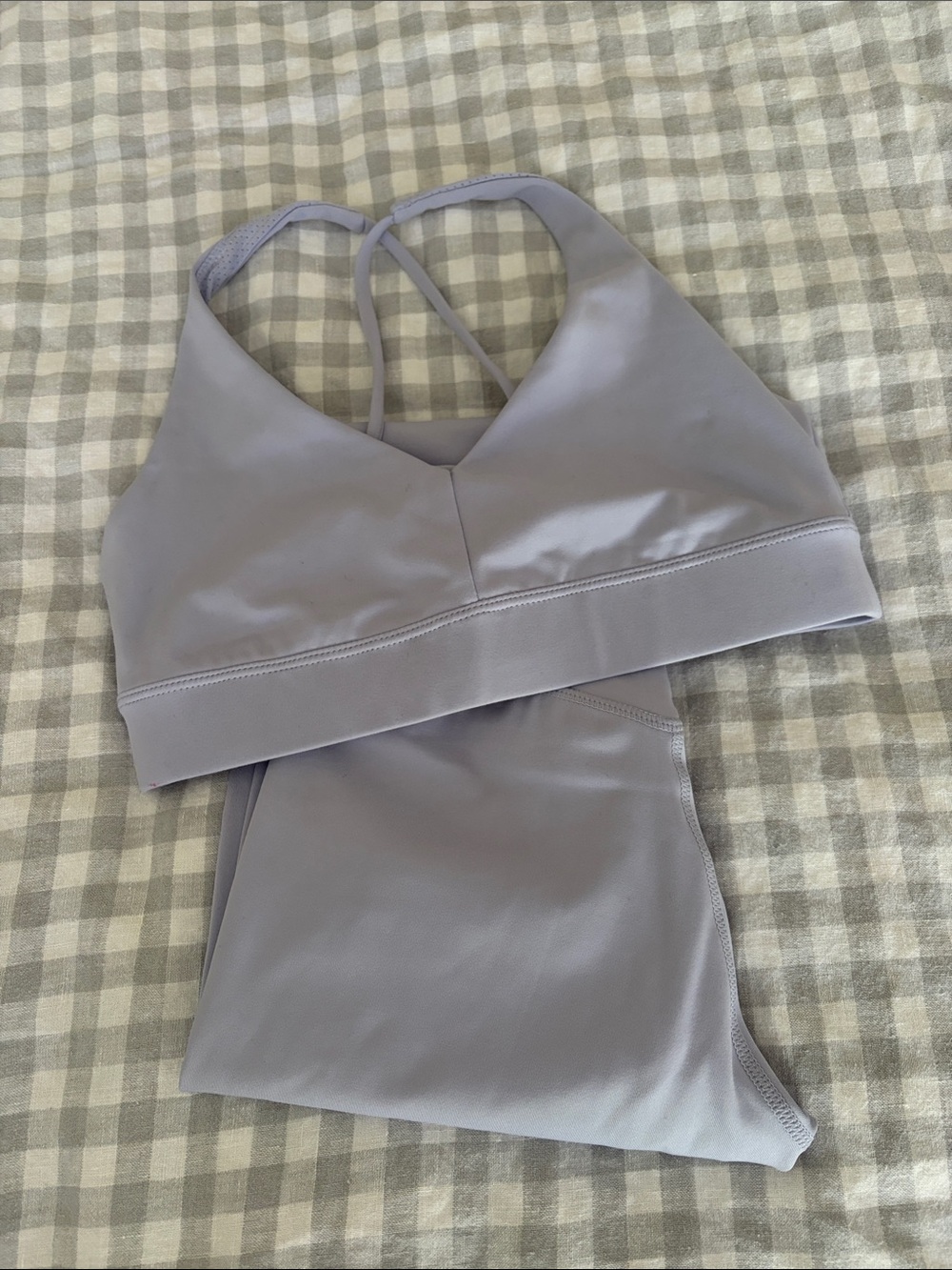 Seamless V-Neck Sports Bra in Light Lavender